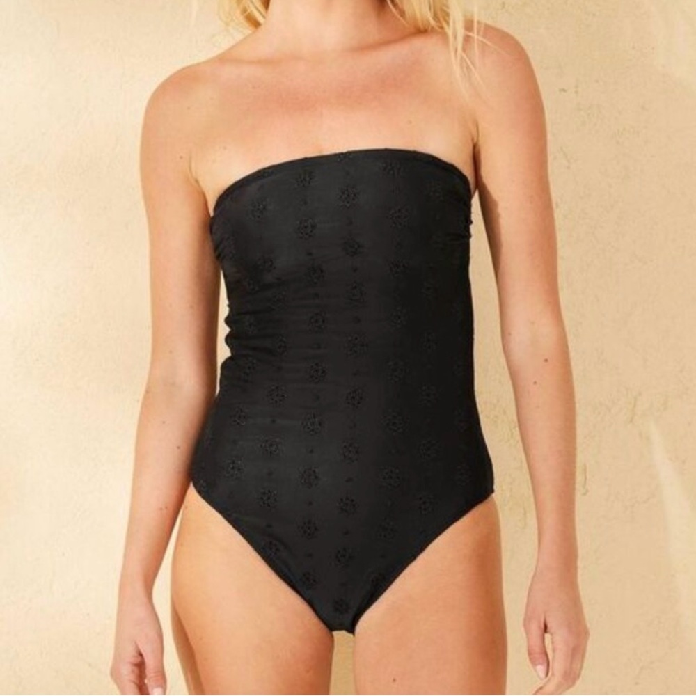 Sleek Black One-Piece Swimsuit with Strapless Design